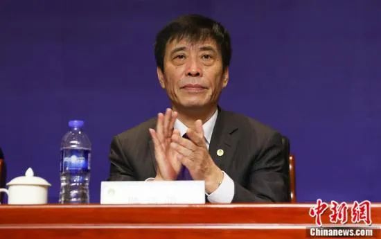 上次叶辰引雷劈死于静海，确实是吓住了不少人，被很多人奉为玄学大师，不过，叶辰当时刻意诱导了一下宋婉婷，告诉宋婉婷自己那只是凑巧，毕竟常人怎么可能号令天雷。